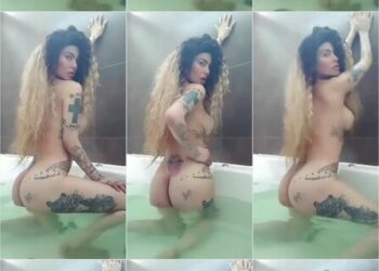 angie jibaj se desnud en la bañera