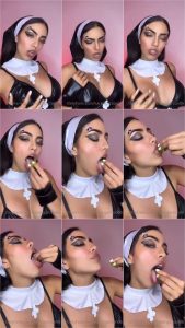 karen garzon comiendo sexy