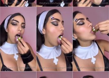 karen garzon comiendo sexy