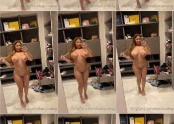 katiana kay desnuda frente al espejo