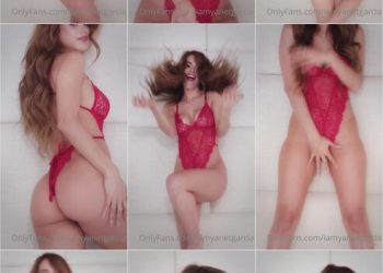 yanet garcía jugando en la cama
