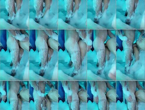 Jenny Kume follando en la ducha para onlyfans